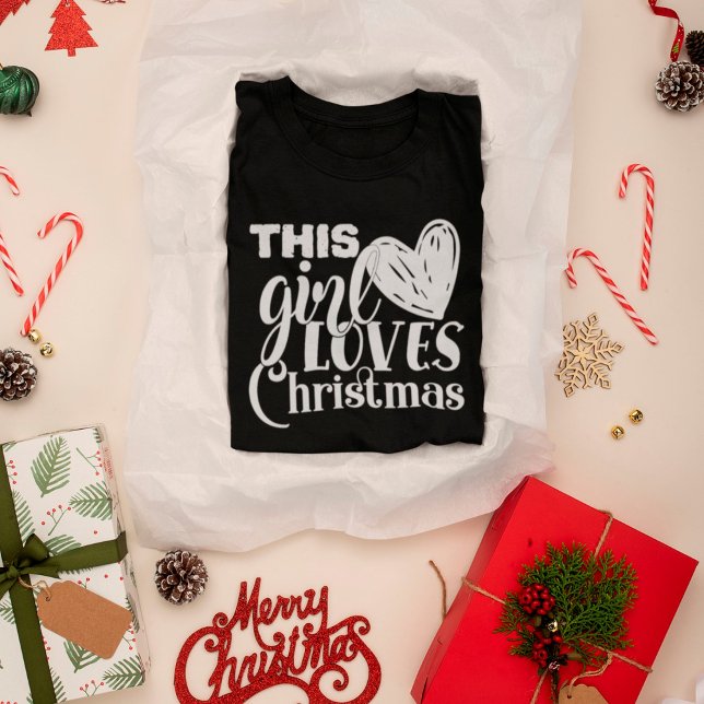 T-shirt Cette fille aime le coeur de Noël Typographie blan (Créateur téléchargé)
