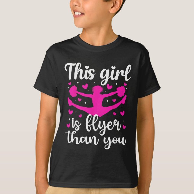T-shirt Cette fille est une flyeuse de cheerleading Flyer  (Devant)
