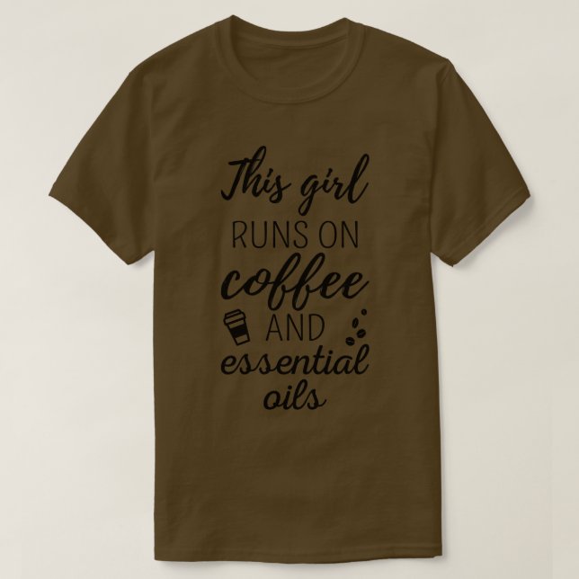 T-shirt Cette Fille Fonctionne Sur Café Et Huiles II (Design devant)