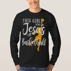 T-shirt Cette Fille Fonctionne Sur Jésus Et Basket Christi
