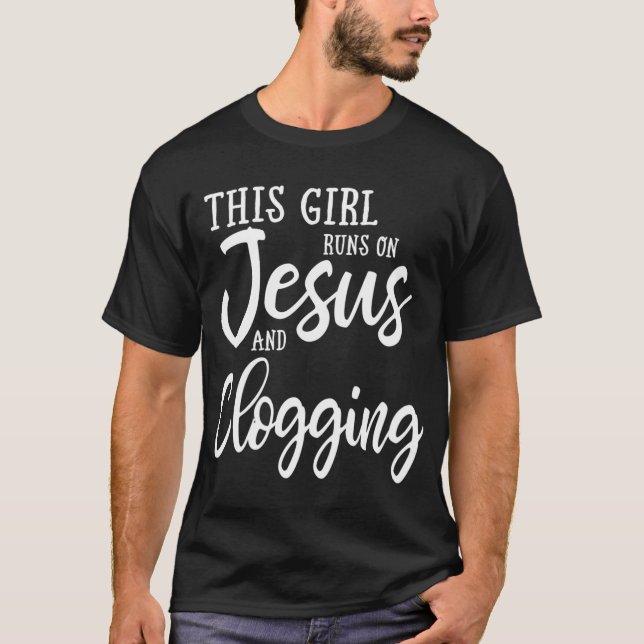 T-shirt Cette Fille Fonctionne Sur Jésus Et Clogging Gift  (Devant)