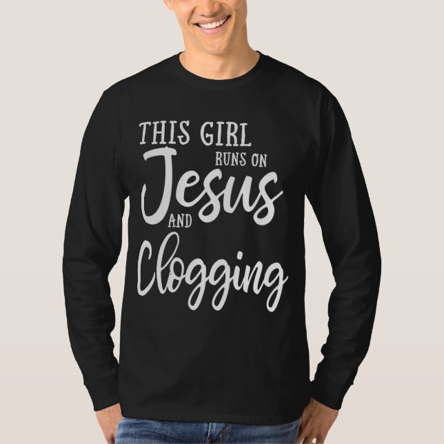 T-shirt Cette Fille Fonctionne Sur Jésus Et Clogging Gift  (Devant)