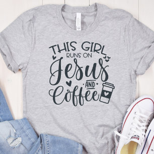 T-shirt Cette fille tourne sur Jésus et Coffee Christian