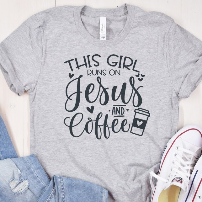 T-shirt Cette fille tourne sur Jésus et Coffee Christian (This Girl Runs On Jesus and Coffee Women's  Heather Grey T-Shirt)