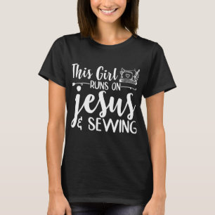 T-shirt Cette fille tourne sur Jésus et coudre la machine