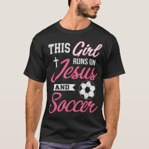 T-shirt Cette fille tourne sur Jésus et le football pour l