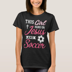 T-shirt Cette fille tourne sur Jésus et le football pour l