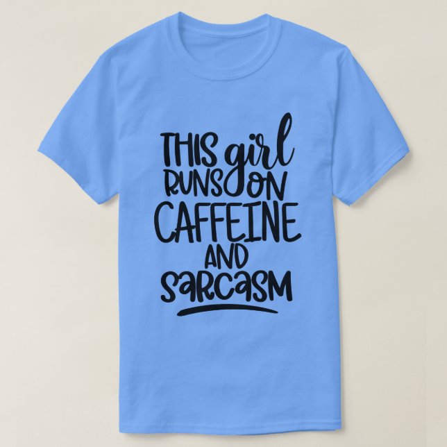 T-shirt Cette fille tourne sur la caféine et Sarcasme Sarc (Design devant)