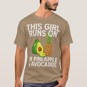 T-shirt Cette fille tourne sur l'ananas amp Avocados Fruit