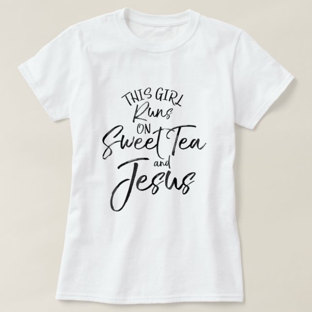 T-shirt Cette fille tourne sur le thé sucré et Jésus-Chris (Design devant)