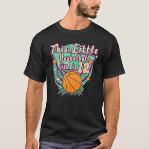 T-shirt Cette petite fille de basketball a l'âge de 12 ans