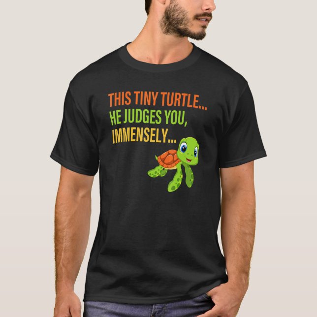 T-shirt Cette Petite Tortue Il Vous Juge Immenses Vêtement (Devant)