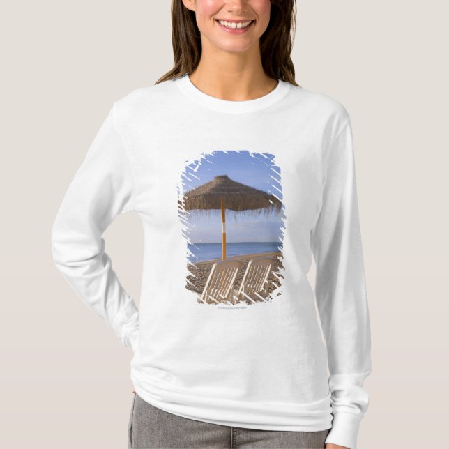 T-shirt Chaises de plage de sable avec le parapluie (Devant)