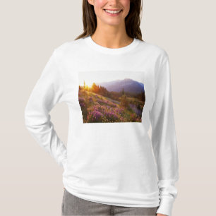 T-shirt Champ de lupin et montagnes Olympiques à