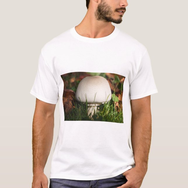 T-shirt Champignons de campagne dans une forêt (Devant)