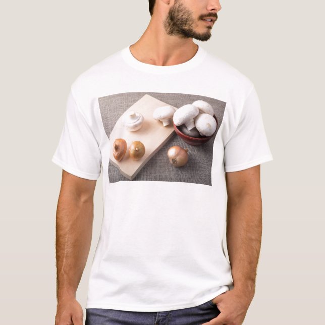 T-shirt Champignons et oignons crus de champignon de paris (Devant)