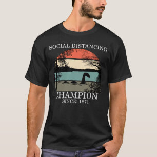 T-shirt Champion de la Distance Sociale - Nessie 1871