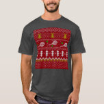 T-shirt Chandail de Noël de Tennis Motif tricoté Rouge Noë<br><div class="desc">Design d'illustration des journées et nuits d'hiver chaudes et douillettes, avec un pull de Noël drôle et tricoté classique avec raquettes de tennis et balles de tennis vertes, cloches de jingle, sapins et flocons de neige. Un motif minimaliste en chandail Xmas design festif en bleu clair et blanc pour les...</div>