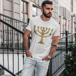 T-shirt Chandelier de ménorah juif en or<br><div class="desc">Célébrez la tradition juive avec style avec ce t-shirt pour hommes orné d'une illustration élégante de ménorah dorée. Conçu avec un graphique décoratif inspiré de Hanukkah, ce tee-shirt confortable est parfait pour les rassemblements de vacances, les tenues décontractées, les événements culturels et la mode quotidienne significative. Une excellente idée de...</div>