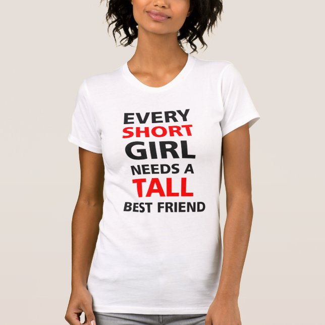 T-shirt Chaque fille courte a besoin d'un meilleur ami (Devant)
