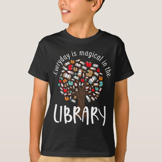T-shirt Chaque jour est magique dans le livre de bibliothè (Devant)