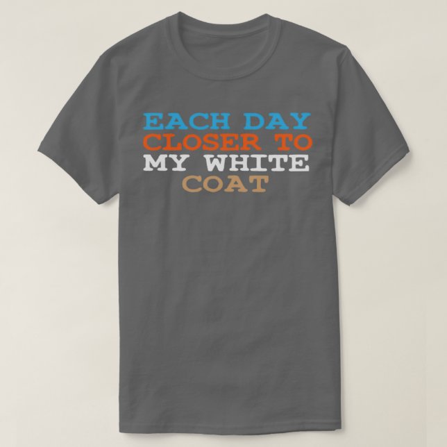 T-shirt Chaque Jour Plus Près De Mon Cadeau Blanc Pour Doc (Design devant)
