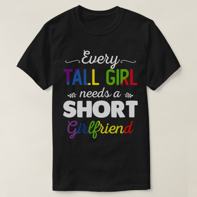T-shirt Chaque Tall Girl A Besoin D'Une Petite Amie Femme  (Design devant)