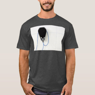 T-shirt chargeur de batterie de voiture électrique sur mur