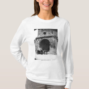 T-shirt Chariot attendant avant porche de cathédrale