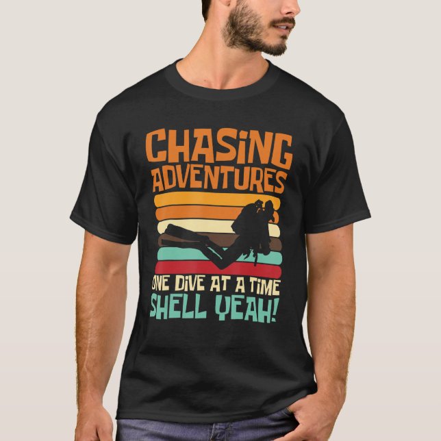T-shirt Chasing Adventures One Dive at a Time, Shell Ouais (Devant)