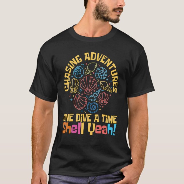 T-shirt Chasing Adventures One Dive at a Time, Shell Ouais (Devant)