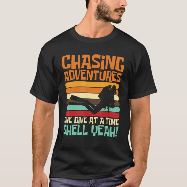 T-shirt Chasing Adventures One Dive at a Time, Shell Yeah_ (Devant)
