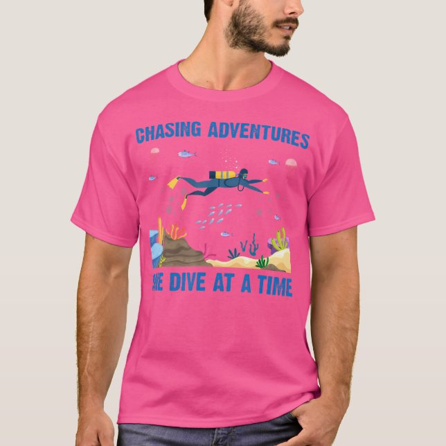 T-shirt Chasing Aventures Un Plongée Par Temps Plongée Sou (Devant)