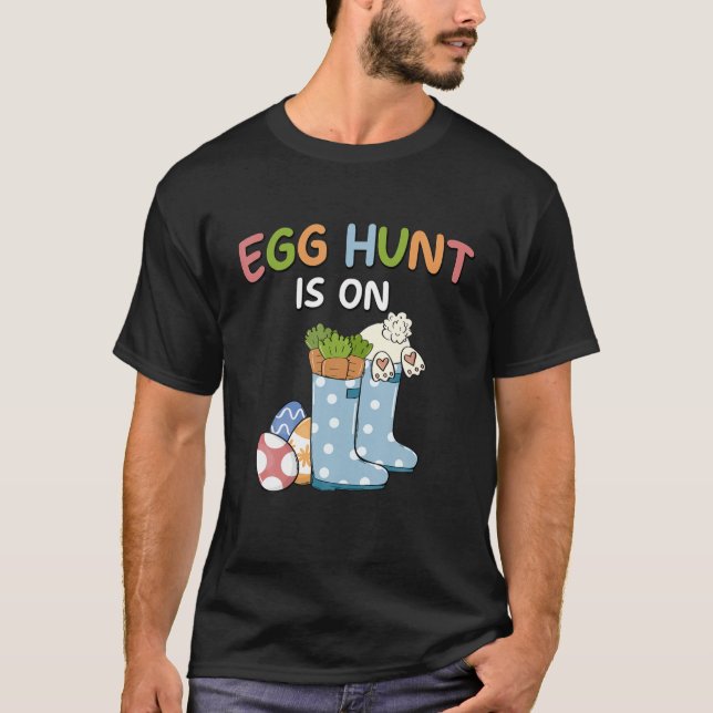 T-shirt Chasse Aux Oeufs Pour Enfants Est Sur Les Bottes C (Devant)