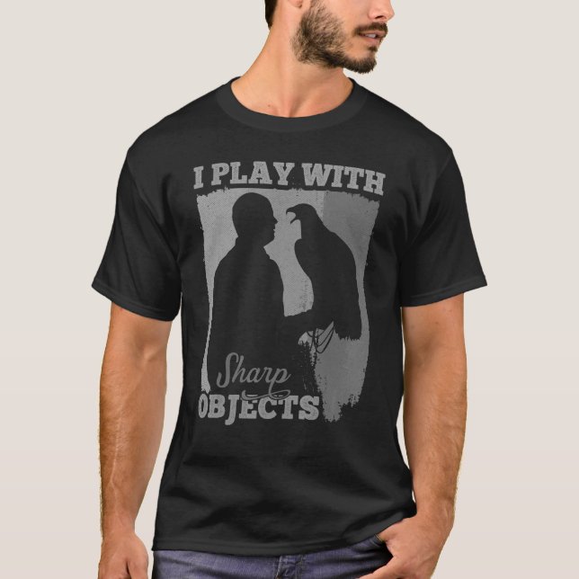 T-shirt Chasse De Falcon Je Joue Avec Des Objets Sharp Pou (Devant)