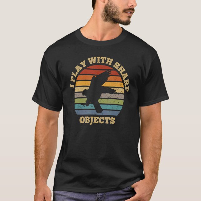 T-shirt Chasse De Falcon Je Joue Avec Des Objets Sharp Pou (Devant)