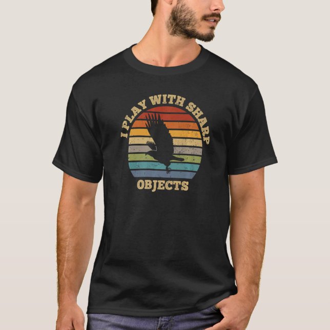 T-shirt Chasse De Falcon Je Joue Avec Des Objets Sharp Pou (Devant)