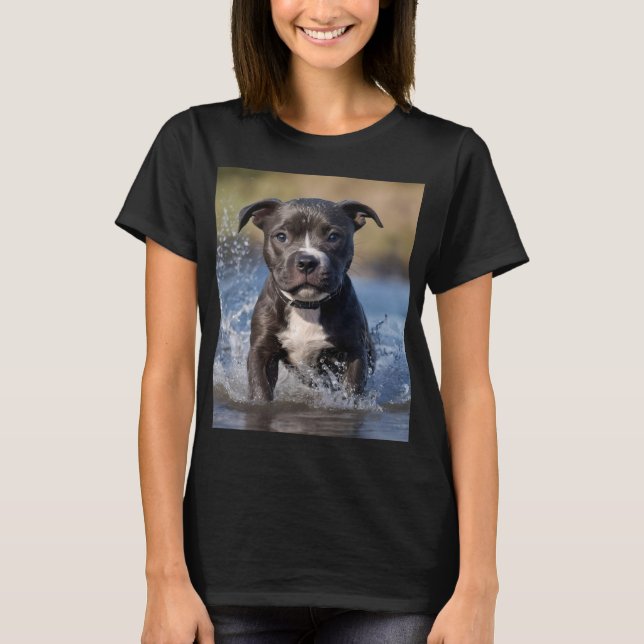 T-shirt "Chasseur de vagues : un chiot Staffy à jouer dans (Devant)