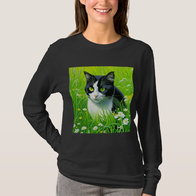 T-shirt Chat adorable assis dans un champ de marguerites  (Devant)