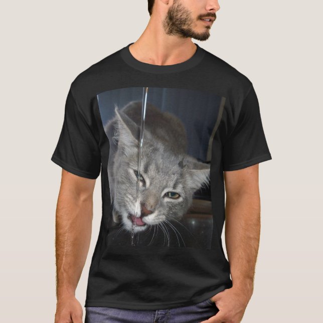 T-shirt Chat assoiffé buvant au robinet de la cuisine. (Devant)