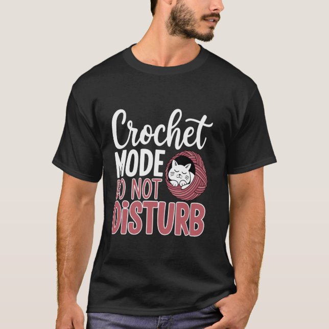 T-shirt Chat au crochet en train de crocheter (Devant)