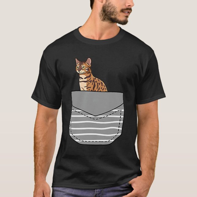 T-shirt Chat Bengal assis dans une poche (Devant)