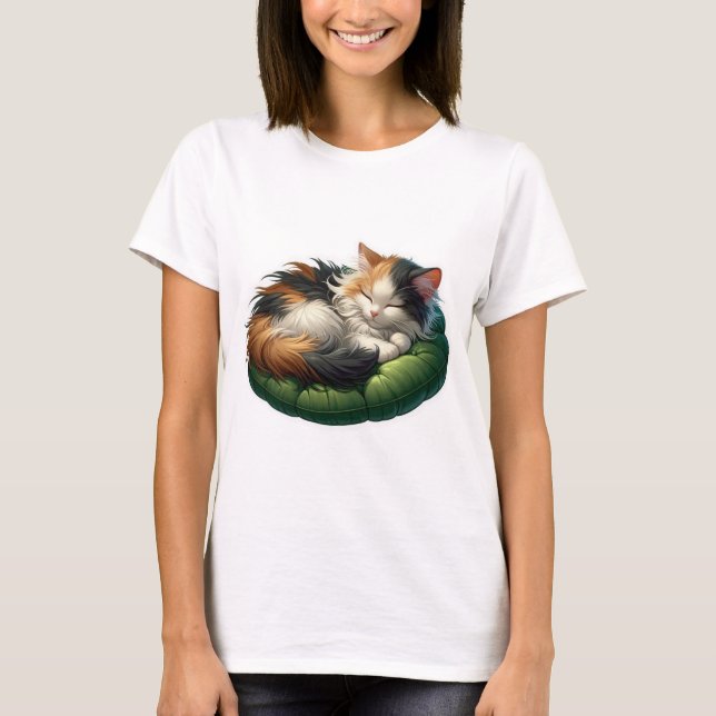 T-shirt Chat Calico couché douillet sur un coussin vert do (Devant)