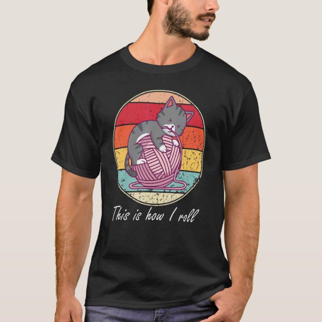 T-shirt Chat C'est Comme Ça Que Je Roule Chat Jouant Avec  (Devant)