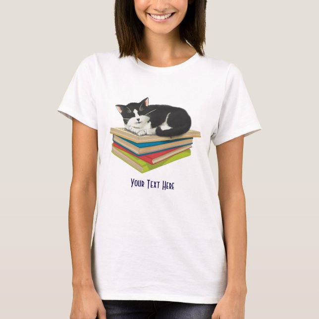T-shirt Chat dormir sur la chemise des livres (Devant)
