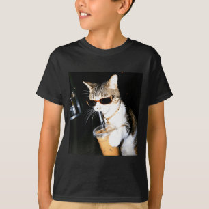 T-shirt Chat Drôle Boit du Café Glacé Humour Mème Chatons
