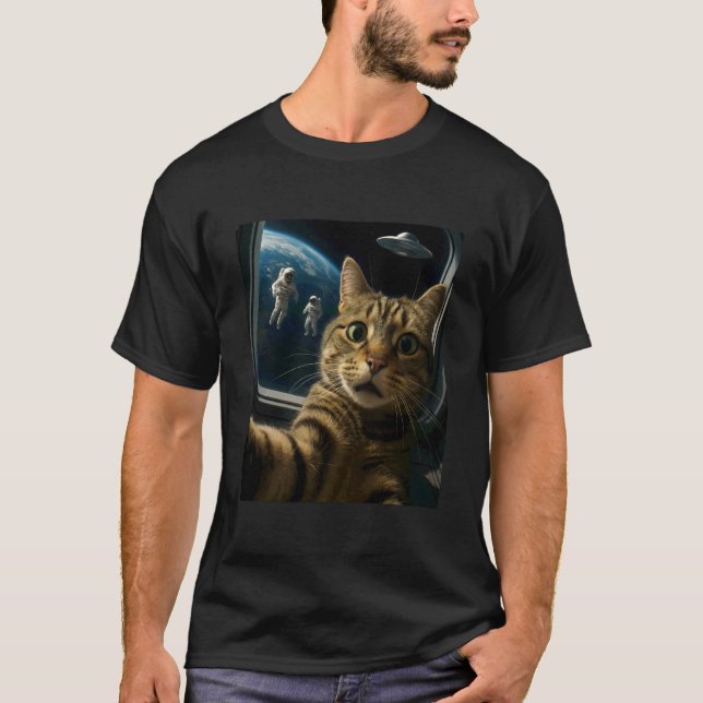T-shirt Chat drôle de l'espace avec un OVNI et des astrona (Devant)