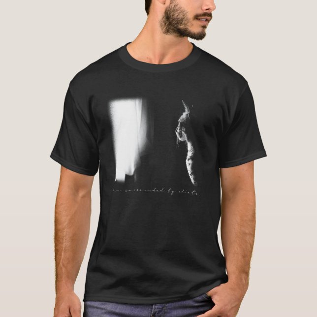 T-shirt chat drôle entouré d'idiots (Devant)