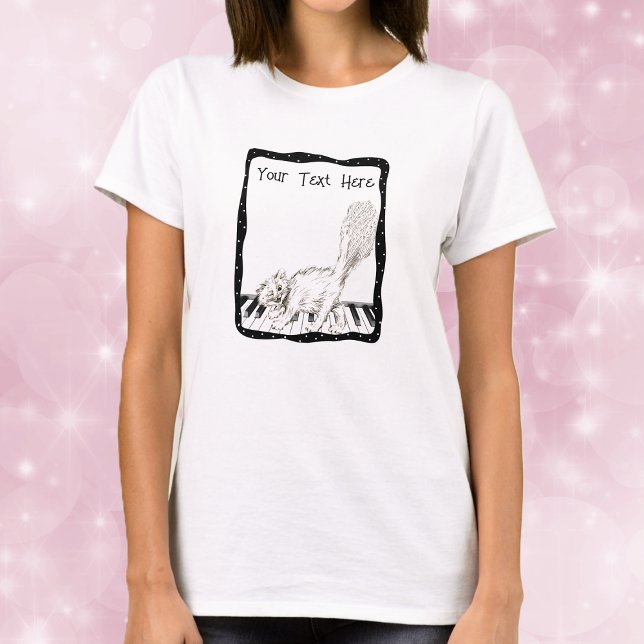 T-shirt Chat en train d'enfoncer sur les touches de piano  (Winking cat on piano keys black wavy frame white dots on woman's tee shirt.)