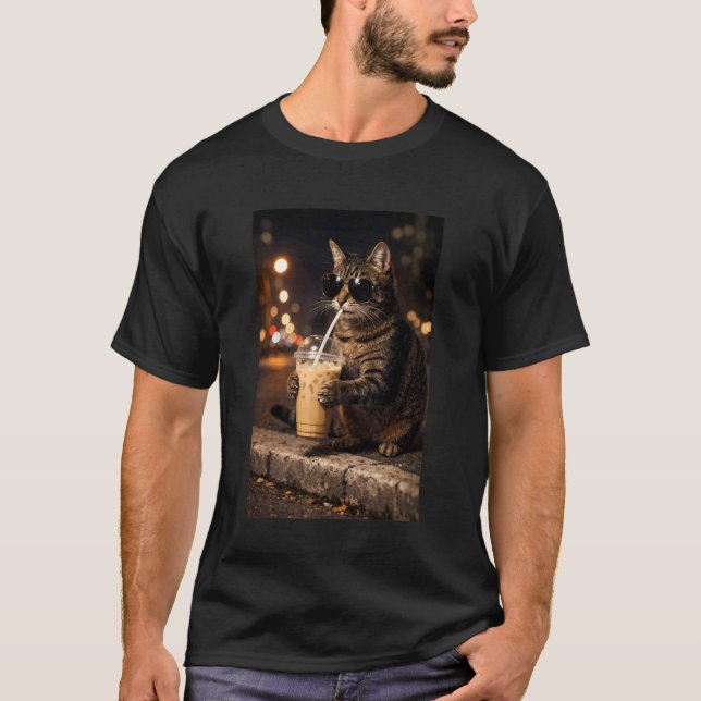 T-shirt Chat Mignon Buvant du Café Glacé Scène de Nuit Man (Devant)